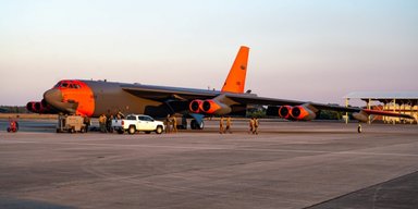 Бомбардировщик B-52H покрасили в  необычный цвет: какую цель преследовали ВВС США