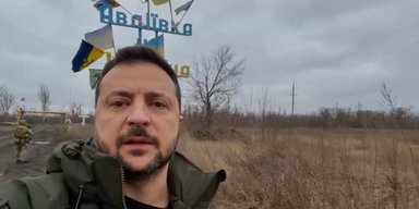 Ворог з трьох боків: Зеленський відвідав позиції українських воїнів в Авдіївці (відео)