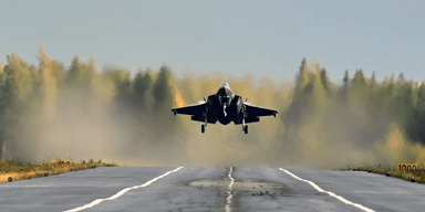 В Финляндии истребитель F-35 впервые взлетел с обычной трассы (видео)