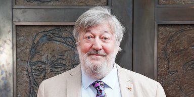 Британский актер Стивен Фрай прибыл в Киев