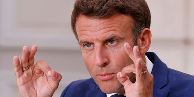 "Боягузливий акт": Макрон різко засудив вбивство Росією французьких волонтерів у Бериславі
