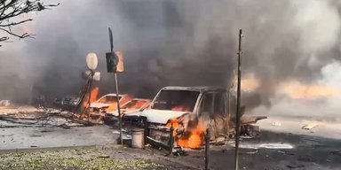 РФ вдарила по ТЦ "Гулівер" у Павлограді: є загиблі та багато поранених, почалась пожежа (відео)