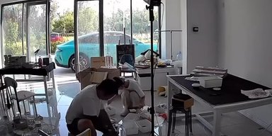 В Китае электрокар Xiaomi сам завелся и уехал от хозяина (видео)