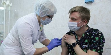 Лучше поздно, чем никогда. Нужно ли вакцинироваться в разгар пандемии