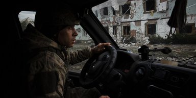 "Одні руїни, за які не закріпитися": ЗС РФ окупували 30-35% Тернів, — боєць ЗСУ