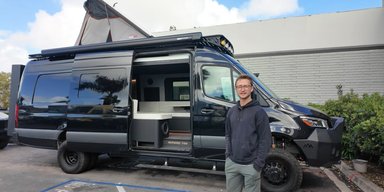 Розкіш за $500 000: Mercedes Sprinter перетворили на позашляховий автодім зі спа (відео)
