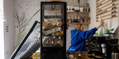 Урятував український кардиган: історія баристи з пошкодженої після атаки на Київ кав'ярні (фото)