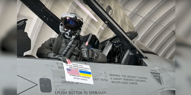 "Подяка народу США": пілот F-16 вперше показав вид із кабіни під час польоту над Україною (відео)