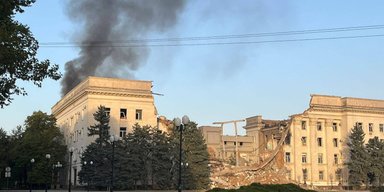 Внаслідок російського артобстрілу горіла будівля Херсонської ОДА: що відомо (фото)