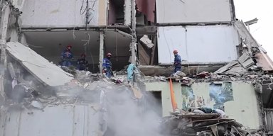 Под завалами дома в Киеве оказалась целая семья (видео)