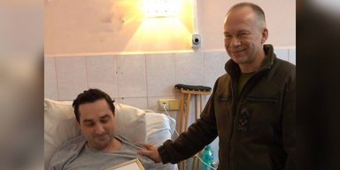 "Наш боевой товарищ": Сырский проведал раненого на фронте журналиста (фото)