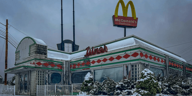 Застыл во времени: меню в заброшенном McDonald's удивило людей низкими ценами (видео)