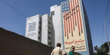 Иран прекратил переговоры с США из-за атак по Ливану: грозят перекрыть путь к Суэцкому каналу