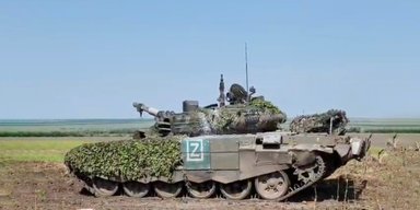 Не допоміг навіть "мангал": на Донбасі FPV-дрон розправився з ворожим танком Т-72Б3 (відео)