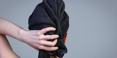 Люди не знают, как правильно сушить волосы: почему нельзя заворачивать тюрбан на голове