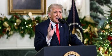 18 часов трансляции и пост для "подонков": Трамп поздравил мир и США с Рождеством