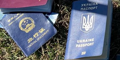 Українські паспорти на кордоні США: конгресмен показав підроблені документи, — джерело (фото)
