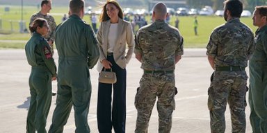 Стримана розкіш: які сумочки та клатчі вибирає Кейт Міддлтон