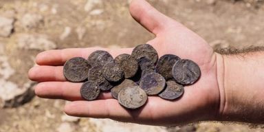 Мужчина продал за сотни долларов монеты, которые валялись у него дома 80 лет (фото)