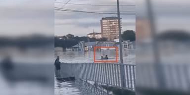 "Водна бійка": один росіянин ледь не втопив іншого посеред затопленого Уссурійська (відео)