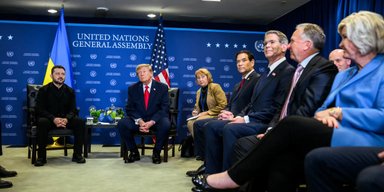 Трамп закликав Зеленського поїхати на зустріч із Путіним до Москви, — Bloomberg