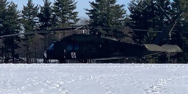 Мужчина, врезавшийся на снегоходе в военный вертолет, требует от правительства $9,5 млн