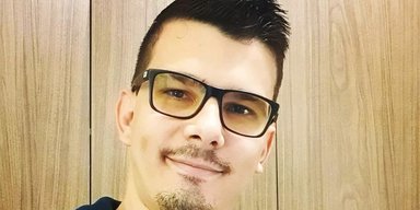 Пассажир самолета с "аллергией на все" понюхал рыбное блюдо и провел 11 часов в туалете