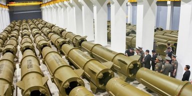 КНДР засыпала землей новое здание на заводе, где производят ракеты для РФ: что показали спутники