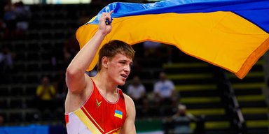 Украинский борец отвернулся от флага РФ во время награждения россиянина (видео)