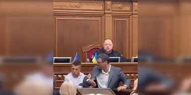 "Заблокую на х***н": в Верховній Раді побились нардепи Гончаренко та Гетманцев (відео)