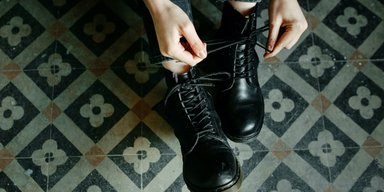 Их время уже ушло: мэтр моды назвал 4 вида обуви, которую лучше оставить в прошлом (фото)