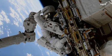 Застрягла на орбіті астронавтка NASA встановила новий рекорд у відкритому космосі (відео)