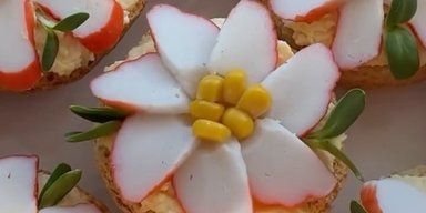 Блюдо с эффектом вау: рецепт закуски "Крабовые цветы"