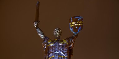 У Києві енергетики символічно підсвітили Батьківщину-Мати (фото)