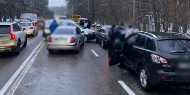 Столкнулись сразу 13 авто: в Киеве произошло масштабное ДТП (фото, видео)