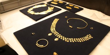 Шукач скарбів на зораному полі виявив рідкісну золоту застібку, якій понад 3 тис. років (фото)