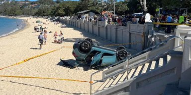 В Австралии кроссовер Kia перевернулся на переполненном пляже (фото)