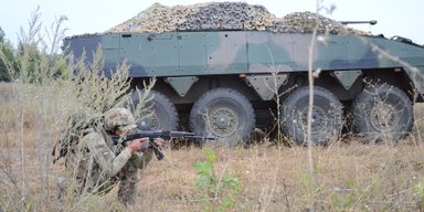 Бойцы 57-й бригады показали польские БТР Rosomak на учениях (фото)