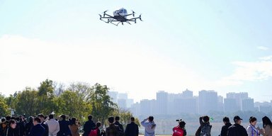 Воздушные перевозки: в Китае выдали лицензии на запуск летающих такси (видео)