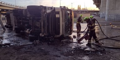 Водителю стало плохо: спасатели рассказали, почему грузовик упал с моста в Киеве (фото)