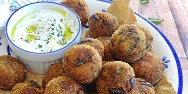 Оригинальная и вкусная закуска: запеченные шарики из баклажанов