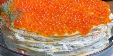 Эффектная закуска на праздник: рецепт блинного торта с красной рыбой и икрой
