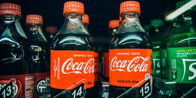 "Тонке послання": у логотипі Coca-Cola виявили "прихований" сенс (фото)