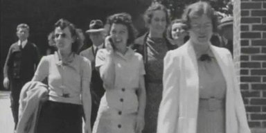 Необычные кадры 1938 года: "путешественницу во времени" заметили со смартфоном в руках