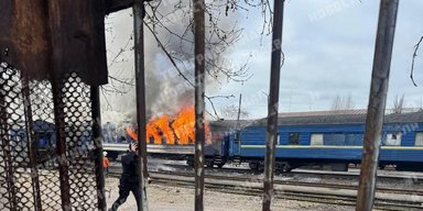 В Николаеве "Шахед" РФ попал по пассажирскому поезду: перрон почернел от дыма, — соцсети (фото)
