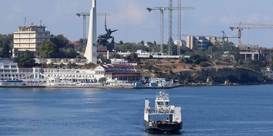 Оккупанты боятся перебрасывать катера морем и транспортируют вглубь Крыма, — партизаны (фото)