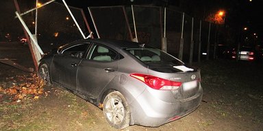У Києві жінка протаранила огорожу стадіону, втікаючи від поліції (фото)