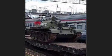 В РФ отправили на фронт эшелон с танками Т-54: как изменился формат их применения (видео)