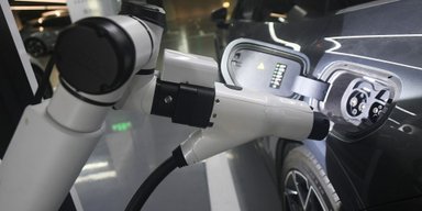 Новий китайський робот може одночасно заряджати електромобілі та накачувати шини