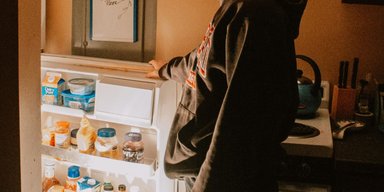 Краще цього не робити: які продукти не можна зберігати на дверцятах холодильника